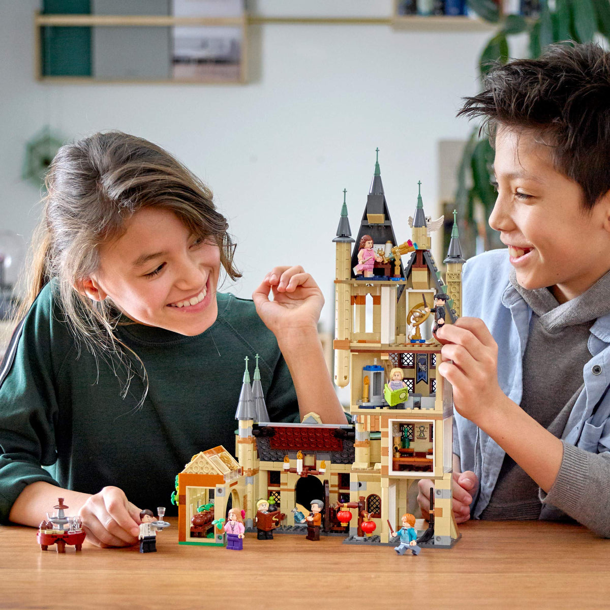 Castle Toy Playset with 8 Character Minifigures T90576