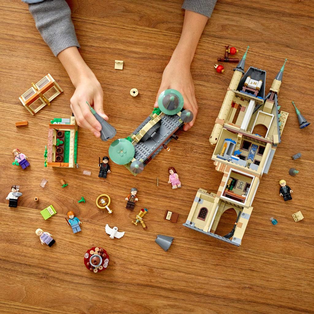 Castle Toy Playset with 8 Character Minifigures T90576